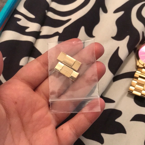 Gently worn Michael Kors good watch with pink face - Picture 4 of 5